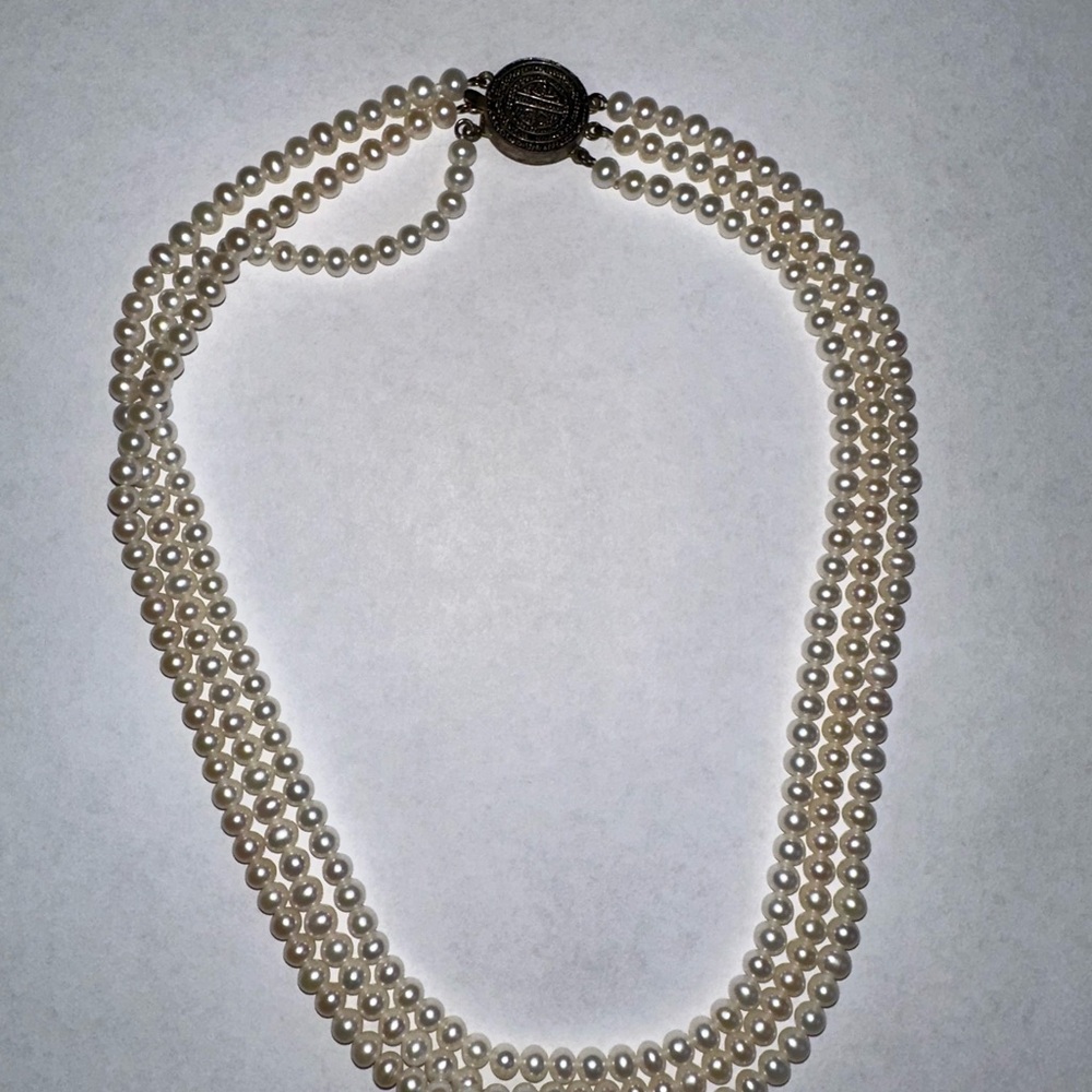 Elegant Pearl Necklace with Silver Clasp
